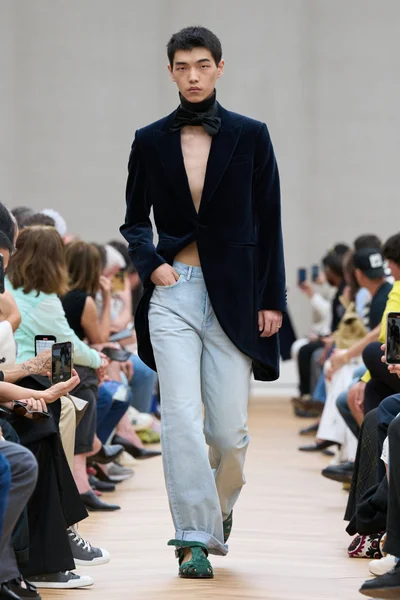 Look 16